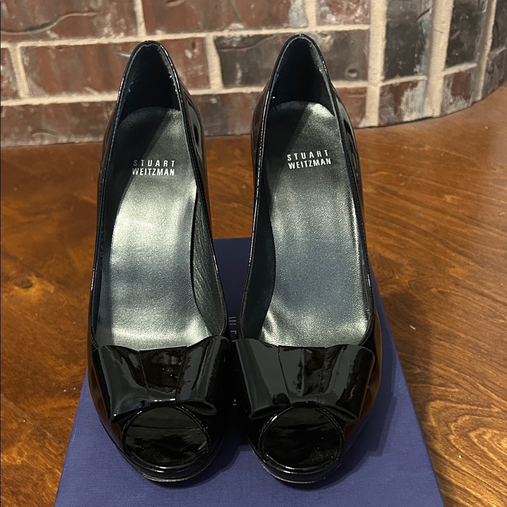 Stuart Weitzman - Bowright Black Patent Open Toe Platform Pump. Size 9.